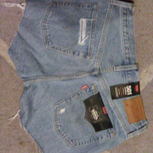 COPY - NWT Size:27 Levi’s 501 High-Rise light wash distressed Denim Shorts - Picture 8 of 8
